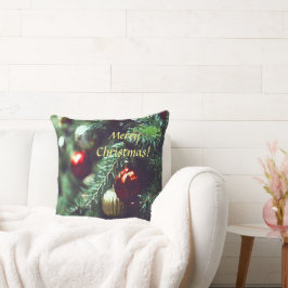 Festlicher froher Weihnachtsbaum mit Roten Ornamen Kissen
