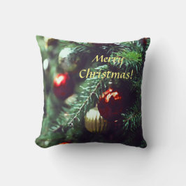 Festlicher froher Weihnachtsbaum mit Roten Ornamen Kissen