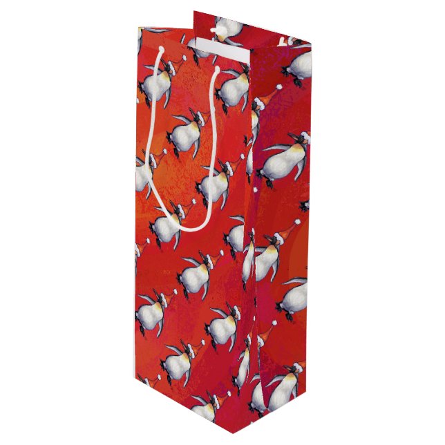 Festlicher Pinguin in einer Weihnachtsmannmütze Geschenktüte Für Weinflaschen (Vorderseite Schrägansicht)