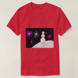Festlicher Schneemann mit farbenfroher Neujahrspyr T-Shirt
