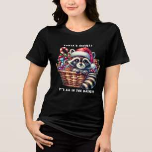 Festlicher Waschbär in einem Korb mit Weihnachtsge Tri-Blend Shirt