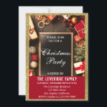 Festlicher Weihnachtsfest Weihnachten Party Red &  Einladung<br><div class="desc">Feierliche Weihnachtsfeiertage mit einer funkelnd goldenen Glitzer Glitzern und roten Geschenken mit Bögen umgeben eine schwarze Kalkwand auf rustikal braunem Holz. Die Details des Party sind in Weiß mit einem hellroten Hintergrund geschrieben. Dies ist die perfekte Urlaubs-/Weihnachts-/Wintereinladung!</div>