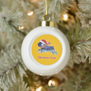 Festlicher Weihnachtshund beim Sprung   Süßer Welp Keramik Kugel-Ornament