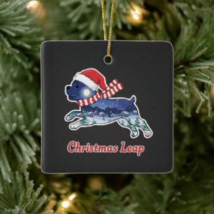 Festlicher Weihnachtshund beim Sprung   Süßer Welp Keramikornament