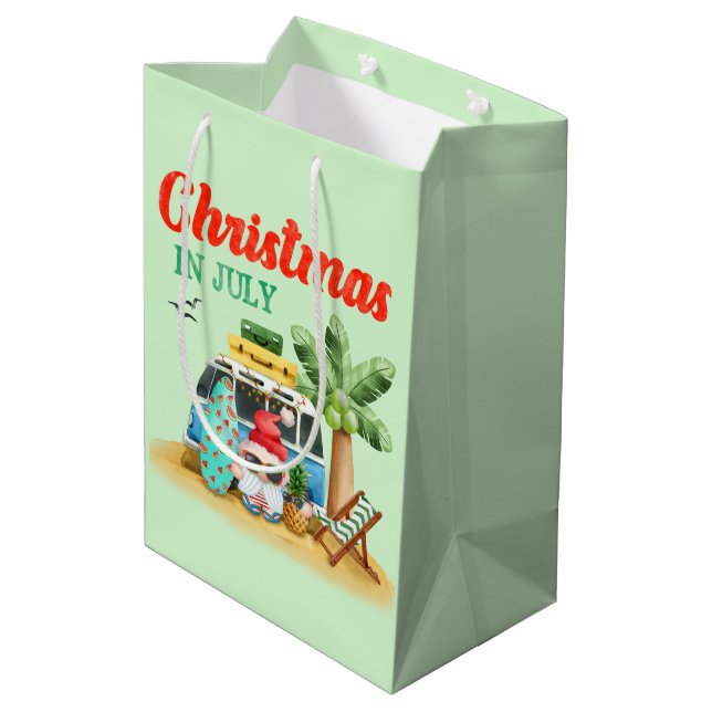Festlicher Weihnachtsstrand Juli Santa gnome Mittlere Geschenktüte (Rückseite Schrägansicht)