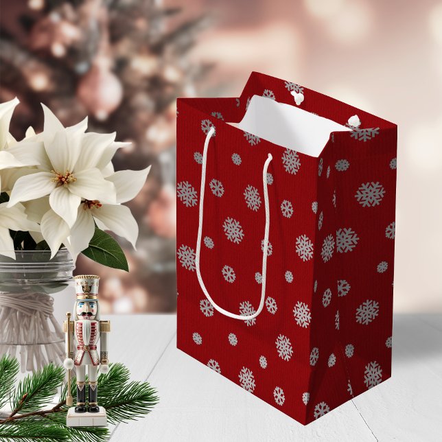Festlicher Winter Silber Rote Schneeflocken Urlaub Mittlere Geschenktüte (Festive Winter Silver Red Snowflakes Holiday Medium Gift Bag)