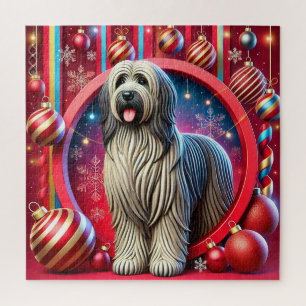Festlicher zotteliger Hund mit Weihnachtsdekoratio