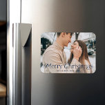 Festliches Elegance Navy Frohe Weihnachts-Foto Magnet<br><div class="desc">Einfaches Urlaubsmagnet mit Ihrem vollbluten horizontalen Foto mit "Frohe Weihnachten" in elegantem Marineschrift. Personalisieren Sie den Weihnachtsmagnet mit Ihrem Familiennamen und dem Jahr.</div>