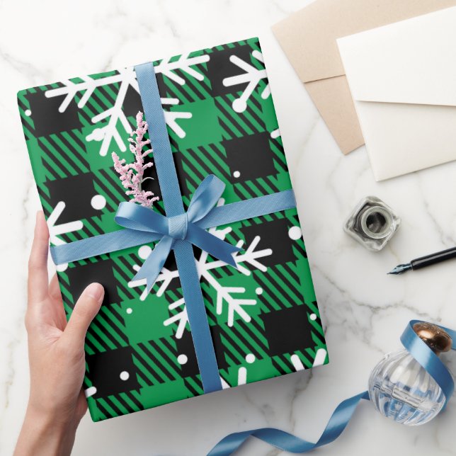 Festliches grünes Karo-Schneeflocken-Buffalo-Check Geschenkpapier (Schenken)