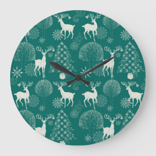 Festliches rotes Weihnachten, Winterwald. Große Wanduhr
