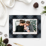 Festliches Schiefer und Rose Gold Tartan Kariertes Folien Feiertagskarte<br><div class="desc">Die klassische und elegante Weihnachtskarte "Happiest Holidays" mit ihrem Foto, das von einem festlichen und rustikalen, schattigen Schiefergraublau und schwarz-tartan karierten Muster mit Goldfolienakzenten der echten Rose gerahmt ist. Personalisieren Sie Ihre Urlaubsstimmung, die moderne Familiensignatur in der Schrift, das Jahr, und wählen Sie eine zusätzliche Nachricht auf der Rückseite der...</div>