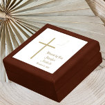 Festmachen oder Taufen Geschenkbox<br><div class="desc">Diese Taufe- oder Taufen-Sake-Box weist ein Kreuz mit einer Taube auf weißem Hintergrund auf. Die Worte "gesegnet von Gott" erscheinen rechts vom Kreuz. Der Name des Kindes kann personalisiert sein und das Datum der Taufe. Ein schönes Sake für eine Taufe. Copyright Kathy Henis</div>