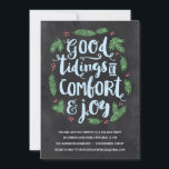 Festschrift | Chalkboard Holiday Party Einladung<br><div class="desc">Diese festliche Feier-Einladung zeigt ein wunderschönes handgeschriebenes Typografie-Design,  das in der Pinselskriptkalligraphie "Gute Dinge des Komforts und der Freude" ausdrückt. Grüne Kiefernäste und rote Beeren umgeben die mattierte,  hellblaue Schrift. Das Design enthält einen Chalkboard-Hintergrund.</div>