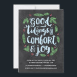 Festschrift | Chalkboard Holiday Party Einladung<br><div class="desc">Diese festliche Feier-Einladung zeigt ein wunderschönes handgeschriebenes Typografie-Design,  das in der Pinselskriptkalligraphie "Gute Dinge des Komforts und der Freude" ausdrückt. Grüne Kiefernäste und rote Beeren umgeben die mattierte,  hellblaue Schrift. Das Design enthält einen Chalkboard-Hintergrund.</div>