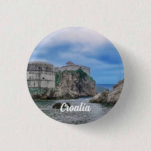 Festungsmauern, Felsküste und Meer in Kroatien Button (Vorderseite)