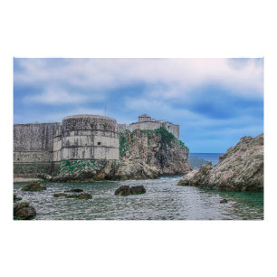 Festungsmauern, Felsküste und Meer in Kroatien Fotodruck
