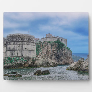 Festungsmauern, Felsküste und Meer in Kroatien Fotoplatte