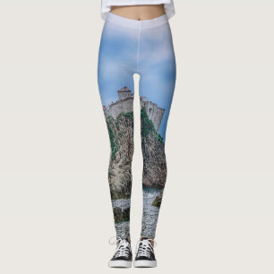 Festungsmauern, Felsküste und Meer in Kroatien Leggings