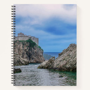 Festungsmauern, Felsküste und Meer in Kroatien Notizbuch