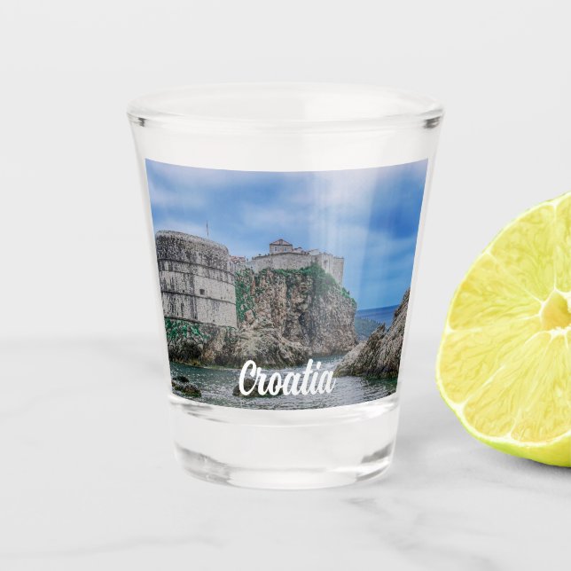 Festungsmauern, Felsküste und Meer in Kroatien Schnapsglas (Vorderseite)
