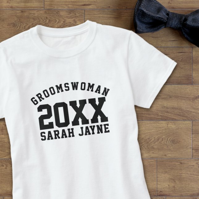 Fête de mariage Groomswoman Nom Année T-shirt (Just add your Groomswoman's name and year!)