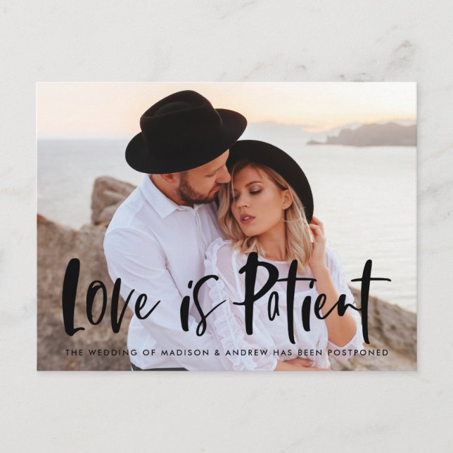 Fett Brush Script Liebe ist Patientenverzögerung Ankündigungspostkarte (Vorderseite)