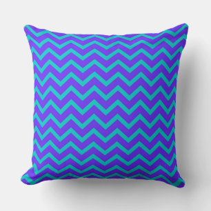 Fett gedrucktes Chevron-Muster in hellblau und cya Kissen