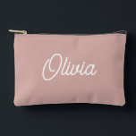 Fett geschriebenes Monogramm, modernes Rosa Zubehörtasche<br><div class="desc">Große Skripttypografie macht eine fette Aussage vor dem rot-rosa Hintergrund. Einfach und dennoch elegant,  ist es ein persönliches Geschenk,  das sie für Hochzeiten,  Geburtstage,  Weihnachten,  zurück zur Schule und mehr Liebe.</div>