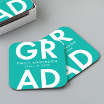 Fett-Grad-Türkis-Graduierungspartei Rechteckiger Pappuntersetzer<br><div class="desc">Maßgeschneiderte Abschluss-Papier-Untersetzer mit "Grad" in fett weißer Schrift mit türkisfarbenem Hintergrund. Personalisieren Sie die Abschluss Untersetzer,  indem Sie den Namen und Abschluss des Absolventen Jahr. Die personalisierten Abschluss Untersetzer sind sowohl für Uni-Abschluss- als auch für Highschool-Partys geeignet.</div>