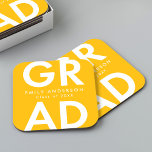 Fett-Grad-Yellow-Graduierungspartei Rechteckiger Pappuntersetzer<br><div class="desc">Maßgeschneiderte Abschluss-Papier-Untersetzer mit "Grad" in fett weißer Schrift mit gelbem Hintergrund. Personalisieren Sie die Abschluss Untersetzer,  indem Sie den Namen und Abschluss des Absolventen Jahr. Die personalisierten Abschluss Untersetzer sind sowohl für Uni-Abschluss- als auch für Highschool-Partys geeignet.</div>