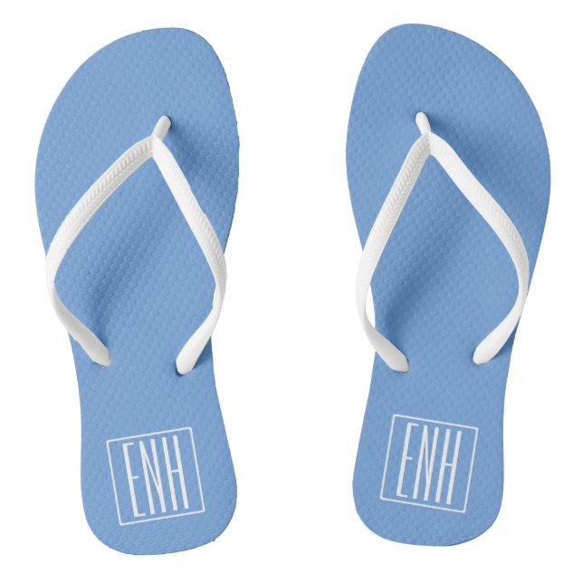 Fett Modern 3 Initialen Monogramm | Soft Blue Flip Flops (Fußbett)