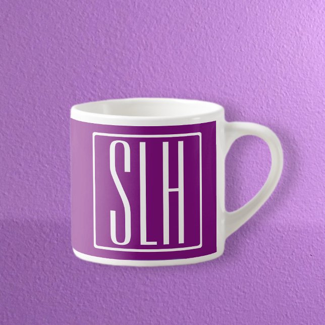 Fett Modern 3 Initialen Monogramm | Weiß und Lila Espressotasse (Von Creator hochgeladen)