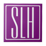 Fett Modern 3 Initialen Monogramm | Weiß und Lila Fliese<br><div class="desc">Weißer Text und weißer Rahmen auf lila (veränderbare Hintergrundfarbe).</div>