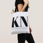 Fett Modern Monogram Name Custom Schwarz-weiß Tasche<br><div class="desc">Diese schicke und stilvolle Tottasche ist mit fett, anpassbaren Initialen und einem Namen oder Firmennamen in minimalistischem Schwarz-Weiß-Stil entworfen, perfekt für den persönlichen oder beruflichen Branding. Die geräumige Tasche eignet sich ideal, um von Büchern bis hin zu Lebensmitteln alles zu tragen und Ihre einzigartige Marke oder Initialen zu präsentieren. Es...</div>