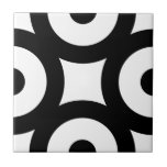 Fett moderne originale Kreise Punkte Schwarz-weiß Fliese<br><div class="desc">Feines, modernes Schwarz-Weiß-Design, zeitgenössische Keramik-Fliesen, schwarze Kreise mit Punkten auf weißem Hintergrund. Dieses geometrische Muster eignet sich perfekt für Innenarchitektur oder Backsplash. Kreise werden sichtbar, wenn mehr Fliesen zusammengesetzt werden.
Sie können Karo machen, wie das Muster aussieht, wenn die Fliesen auf diesem Link zusammengesetzt sind: https://www.zazzle.com/bold_black_circles_modern_pattern_scrapbook_paper-256248237176684394</div>