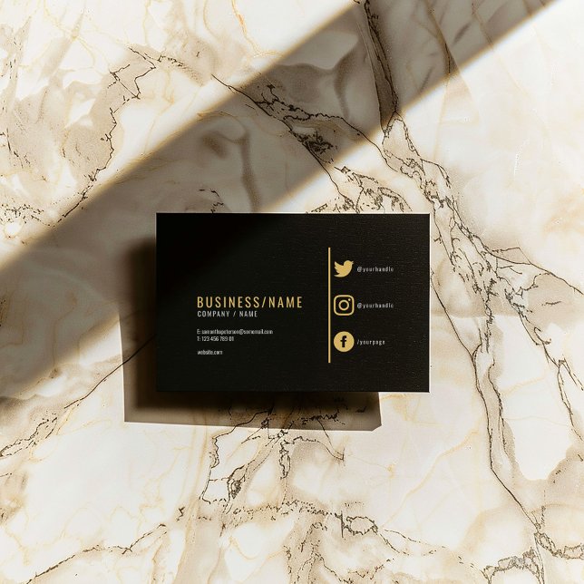 Fett schwarze und goldene soziale Medien-Icons Visitenkarte (Black business card with gold text, minimalist layout, and social media icons.)