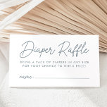 Fett Script Dusty Blue Baby Duwer Diaper Raffle Begleitkarte<br><div class="desc">Niedliche,  minimalistische Tombola-Karten mit einem modernen,  staubblauen Drehbuch mit weißem Hintergrund. Personalisieren Sie die einfachen,  staubblauen Gewinnerkarten mit Ihrem eigenen Text unten. Die Karte gibt jedem Gast Platz,  um seinen Namen zu schreiben. Das Design koordiniert mit unserer Baby Script Babydusche Kollektion.</div>