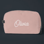 Fett-Skriptmonogramm, rötlich-rosa Toilettenbeutel Waschbeutel<br><div class="desc">Große Skripttypografie macht eine fette Aussage vor dem rot-rosa Hintergrund. Einfach aber elegant,  es ist ein persönliches Geschenk,  das sie zum Geburtstag,  Weihnachten,  zurück zur Schule und mehr Liebe.</div>