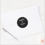 Fett Typografie Black Minimalistisch Wedding Runder Aufkleber<br><div class="desc">Einfach personalisieren,  indem Sie jede Information ersetzen. Stellen Sie sicher,  dass Sie die Vorschau vor dem Hinzufügen zum Warenkorb Karo haben. Anzeigen des Auflistungslinks auf dieser Seite,  um alle passenden Elemente in diesem Design anzuzeigen</div>