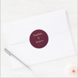 Fett Typografie Burgundy Gold Minimalistische Hoch Runder Aufkleber<br><div class="desc">Einfach personalisieren,  indem Sie jede Information ersetzen. Stellen Sie sicher,  dass Sie die Vorschau vor dem Hinzufügen zum Warenkorb Karo haben. Anzeigen des Auflistungslinks auf dieser Seite,  um alle passenden Elemente in diesem Design anzuzeigen</div>