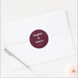Fett Typografie Burgundy Minimalistisch Wedding Runder Aufkleber<br><div class="desc">Einfach personalisieren,  indem Sie jede Information ersetzen. Stellen Sie sicher,  dass Sie die Vorschau vor dem Hinzufügen zum Warenkorb Karo haben. Anzeigen des Auflistungslinks auf dieser Seite,  um alle passenden Elemente in diesem Design anzuzeigen</div>