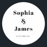 Fett Typografie White Minimalistisch Wedding Runder Aufkleber<br><div class="desc">Einfach personalisieren,  indem Sie jede Information ersetzen. Stellen Sie sicher,  dass Sie die Vorschau vor dem Hinzufügen zum Warenkorb Karo haben. Anzeigen des Auflistungslinks auf dieser Seite,  um alle passenden Elemente in diesem Design anzuzeigen</div>