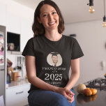 Fett weißes Foto Proud Mama 2023 Graduate T-Shirt<br><div class="desc">Fett Weißtext Foto Proud Mama von 2023 Graduate. Besonders für Mütter von Studierenden, die ihren Abschluss mit Stolz machen. Das Foto Ihres Abschlusses ist kreisförmig, das Jahr groß und kühn, mit dem Namen des Absolventen und der High School in Weiß. Personalisieren Sie den Text ganz nach Bedarf und ersetzen Sie...</div>