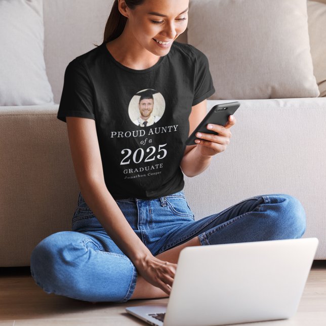 Fett weißes Foto Stolz 2023 Absolvent T-Shirt (Von Creator hochgeladen)