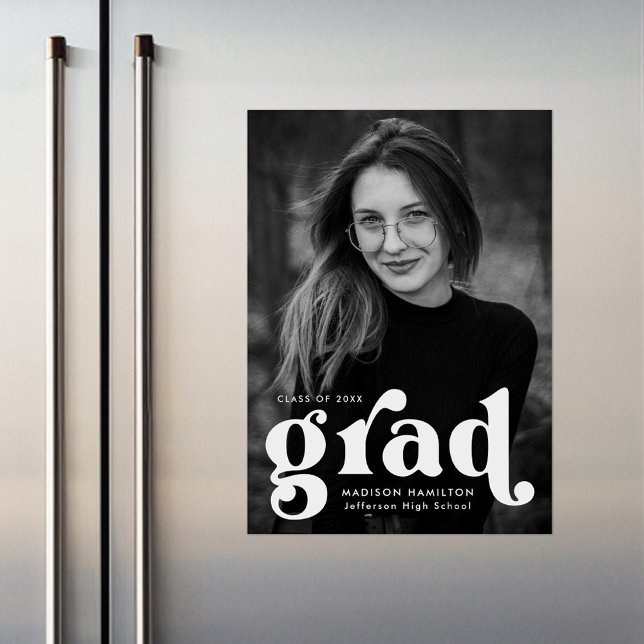 Fett weißes Typografie Foto Abschluss Magneteinladung (Von Creator hochgeladen)