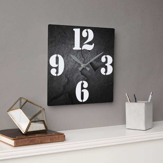 Fett-Zahlenfokus auf schwarzem Schiefer Quadratische Wanduhr (Büro)