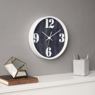 Fett-Zahlengesicht auf rustikales Holz Uhr
