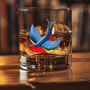 Fette Blaue Traditionelle Schwalben-Tätowierung im Whiskyglas