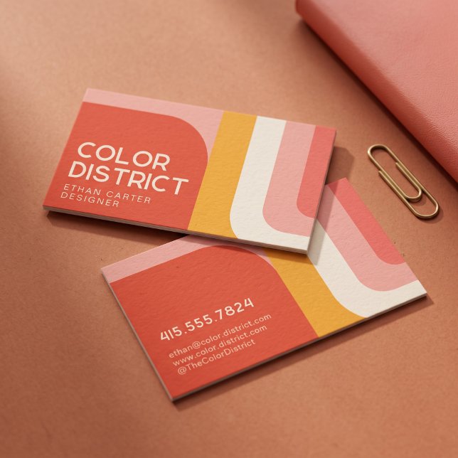 Fette Retro-Geometrie-Farbbblock-Moderne Visitenkarte (Simulated business cards on table)