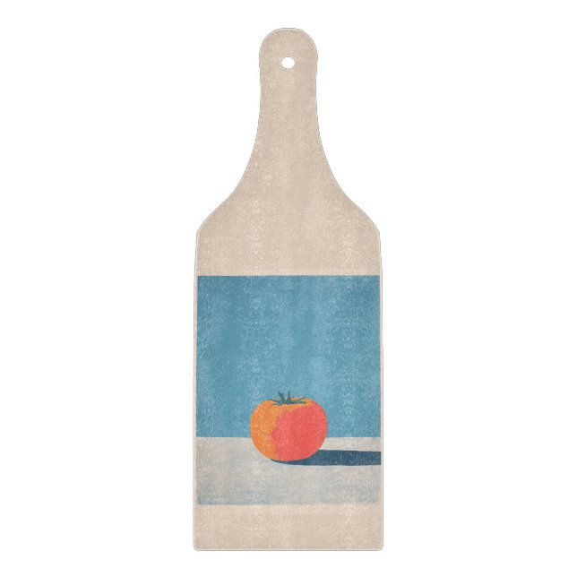 Fette Tomate auf minimaler blauer Kunst Schneidebrett (Vorderseite)